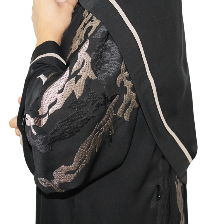 Abaya Dubai noire avec broderie en gold et noire – Image 4