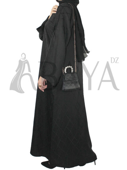 Magnifique abaya noire avec un tissu satiné