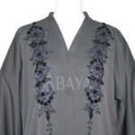 Abaya Dubai perlée chic en gris souris – Image 5