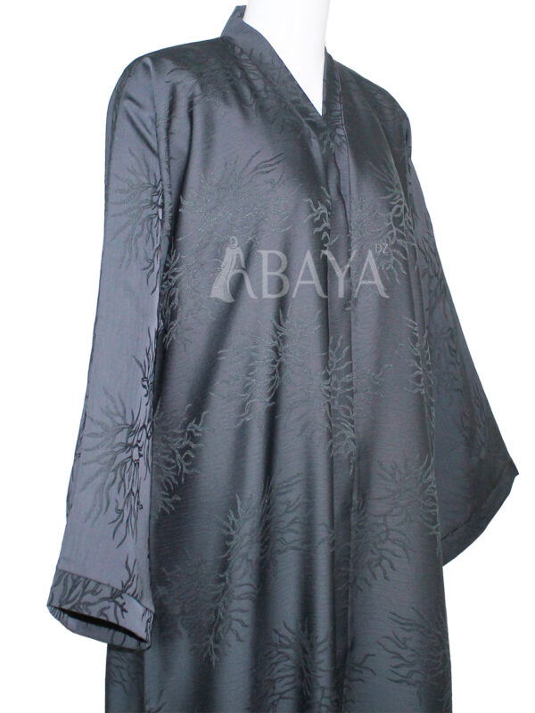 Abaya luxe en gris foncé avec un tissu fluide et chic