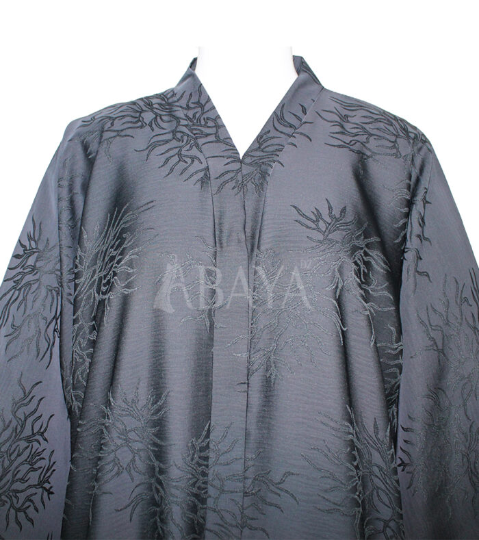 Abaya luxe en gris foncé avec un tissu fluide et chic