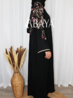 Abaya Noire Chic avec Broderie Florale – Luxe & Élégance