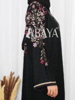Abaya Noire Chic avec Broderie Florale – Luxe & Élégance