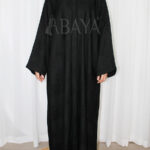 Abaya luxe en noir avec un tissu fluide et chic