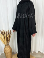 Abaya luxe en noir avec un tissu fluide et chic