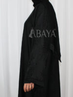 Abaya luxe en noir avec un tissu fluide et chic