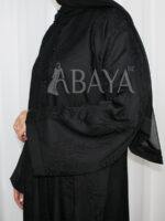 Abaya luxe en noir avec un tissu fluide et chic