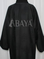 Abaya luxe en noir avec un tissu fluide et chic