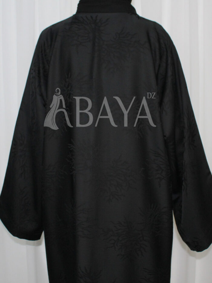 Abaya luxe en noir avec un tissu fluide et chic