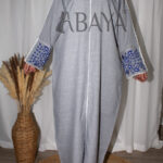 Abaya Élégante avec Broderies Florales en bleu
