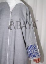 Abaya Élégante avec Broderies Florales en bleu