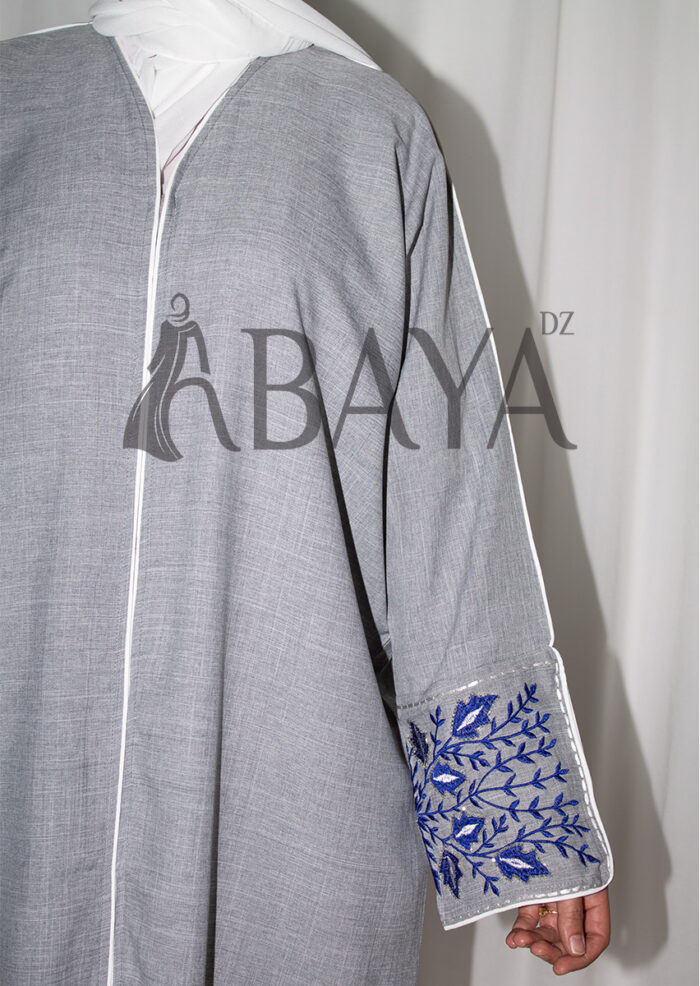 Abaya Élégante avec Broderies Florales en bleu