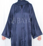 Abaya Dubai luxe en bleu foncé avec un tissu fluide et chic