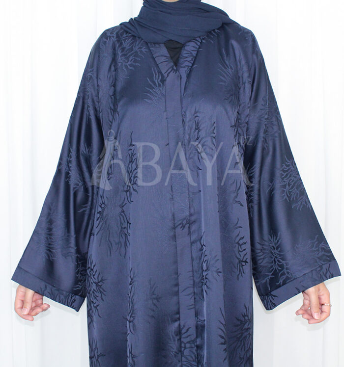 Abaya Dubai luxe en bleu foncé avec un tissu fluide et chic