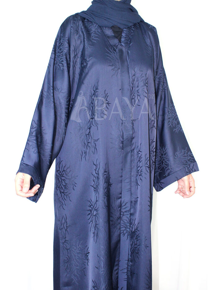 Abaya Dubai luxe en bleu foncé avec un tissu fluide et chic