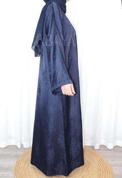 Abaya Dubai luxe en bleu foncé avec un tissu fluide et chic