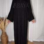 Abaya Noire Élégante avec Perles sur les Épaules, les Manches et le Dos