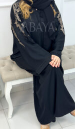 Abaya Dubai noire chic en tissu Nida avec broderie élégante