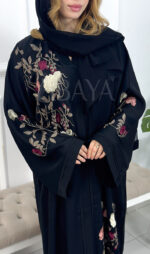 Abaya Noire Chic à Broderie Florale – Tissu Nida Luxe Dubai