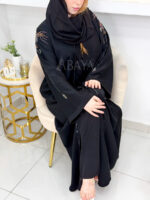 Abaya Noire avec Détails Perlés : L'Essence du Raffinement – Image 5