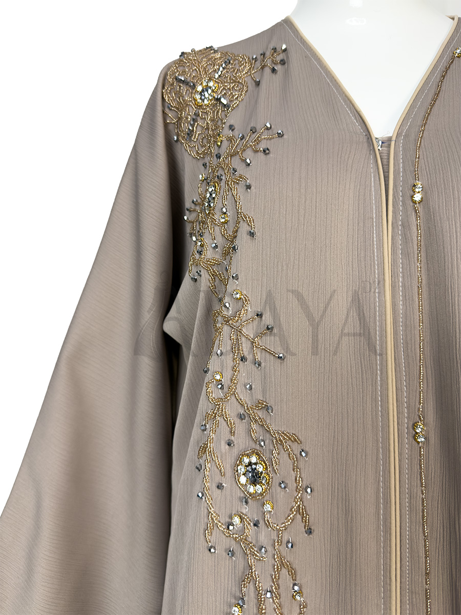 Abaya en beige Perlée – Élégance & Luxe Intemporel Abaya en beige Perlée – Élégance & Luxe Intemporel