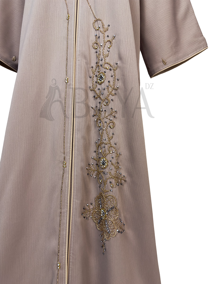 Abaya en beige Perlée – Élégance & Luxe Intemporel Abaya en beige Perlée – Élégance & Luxe Intemporel