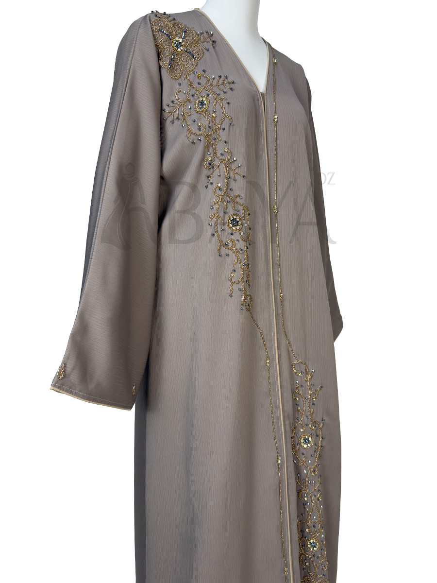 Abaya en beige Perlée – Élégance & Luxe Intemporel Abaya en beige Perlée – Élégance & Luxe Intemporel