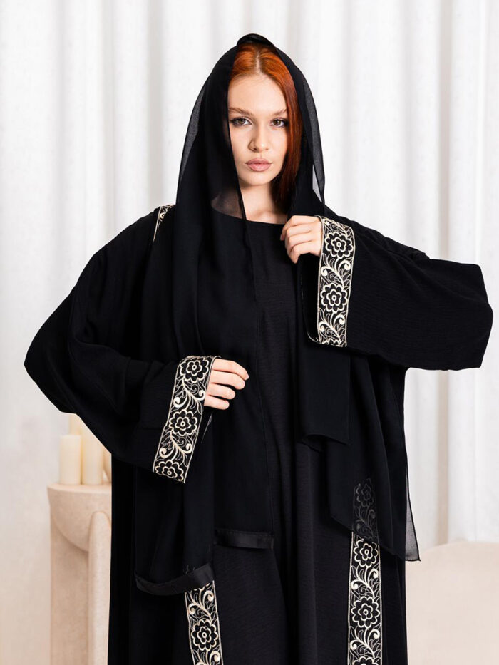 Abaya Noire Élégante avec Broderie Fleurie Raffinée