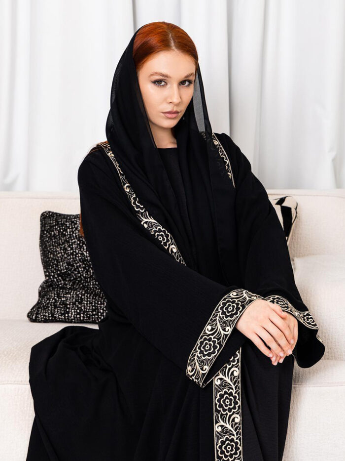 Abaya Noire Élégante avec Broderie Fleurie Raffinée