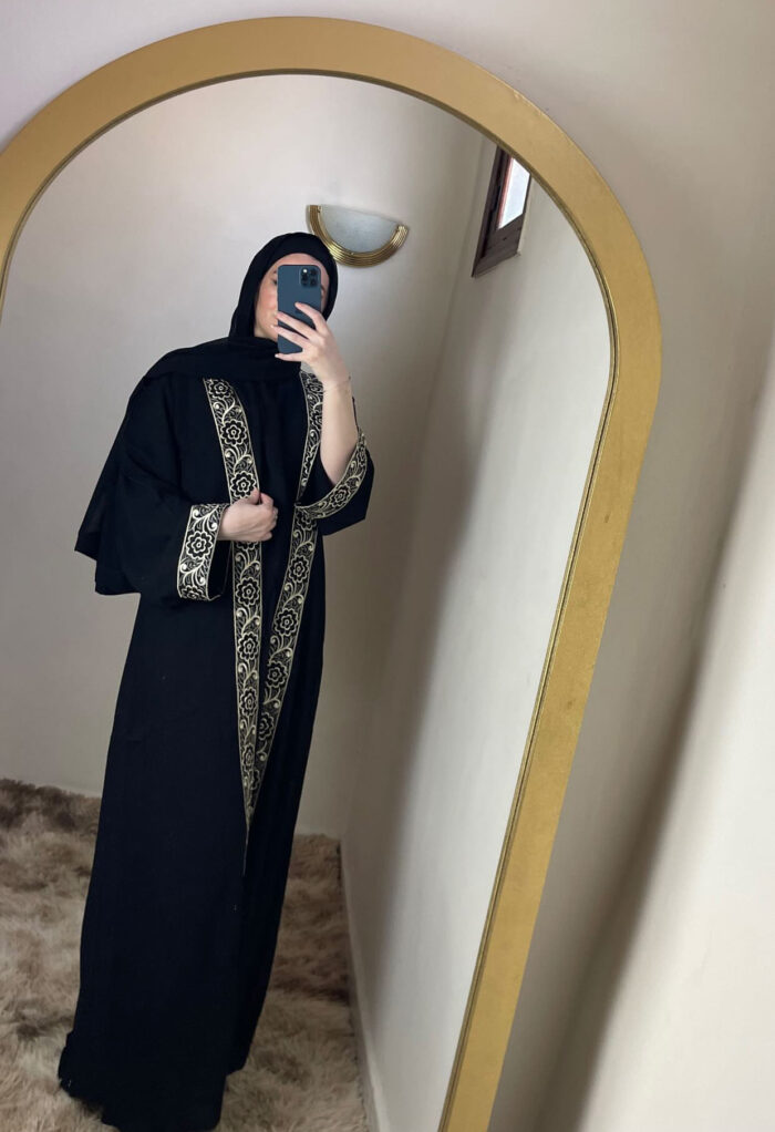 Abaya Noire Élégante avec Broderie Fleurie Raffinée
