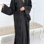 Abaya Noire avec Robe : Simplicité et Élégance Intemporelle
