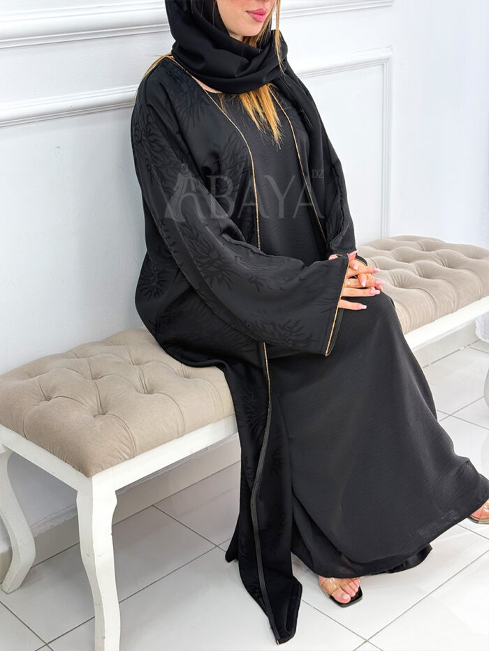 Abaya Noire avec Robe : Simplicité et Élégance Intemporelle