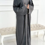 Abaya avec Robe en Gris : Simplicité et Élégance Intemporelle