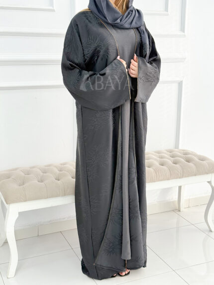 Abaya avec Robe en Gris : Simplicité et Élégance Intemporelle