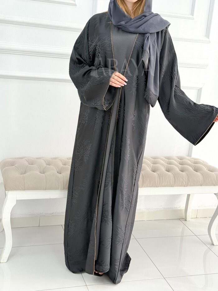 Abaya avec Robe en Gris : Simplicité et Élégance Intemporelle