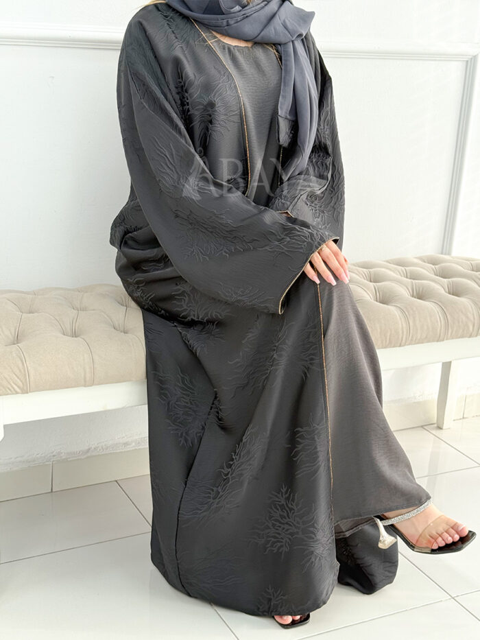 Abaya avec Robe en Gris : Simplicité et Élégance Intemporelle