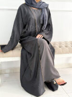 Abaya avec Robe en Gris : Simplicité et Élégance Intemporelle