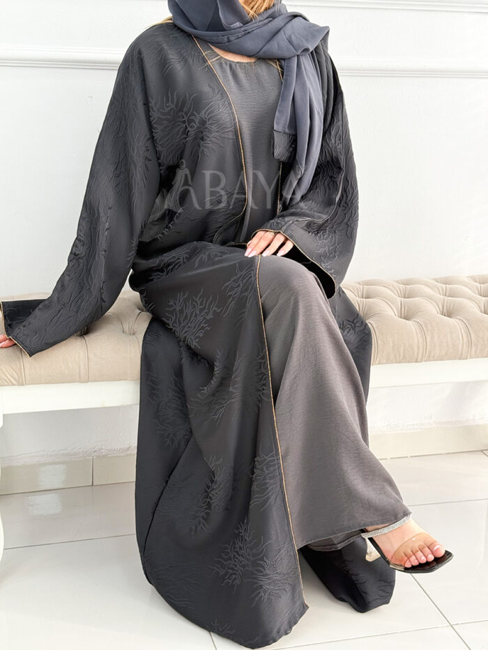 Abaya avec Robe en Gris : Simplicité et Élégance Intemporelle
