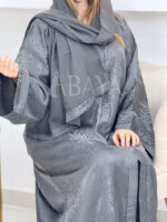 Abaya Élégante Gris Clair en Jacquard – Allure Raffinée – Image 4
