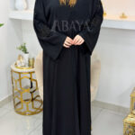 Abaya Dubai Noire Élégante avec Perles sur les Épaules, les Manches et le Dos