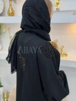 Abaya Noire Élégante avec Perles sur les Épaules, les Manches et le Dos – Image 3