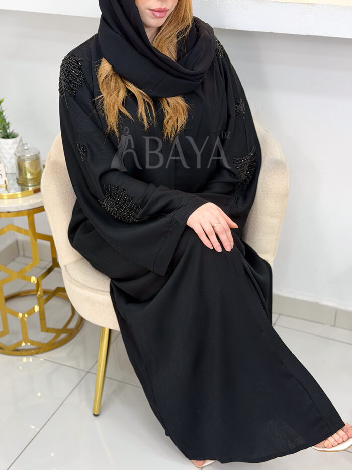 Abaya Noire Élégante avec Perles sur les Épaules, les Manches et le Dos – Image 5