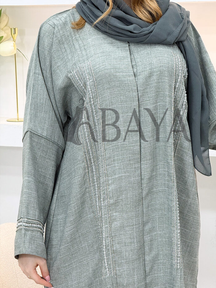 Abaya grise élégante ornée de perles délicates