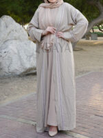 Abaya beige deux pièces avec broderies élégantes