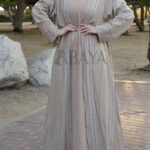 Abaya beige deux pièces avec broderies élégantes