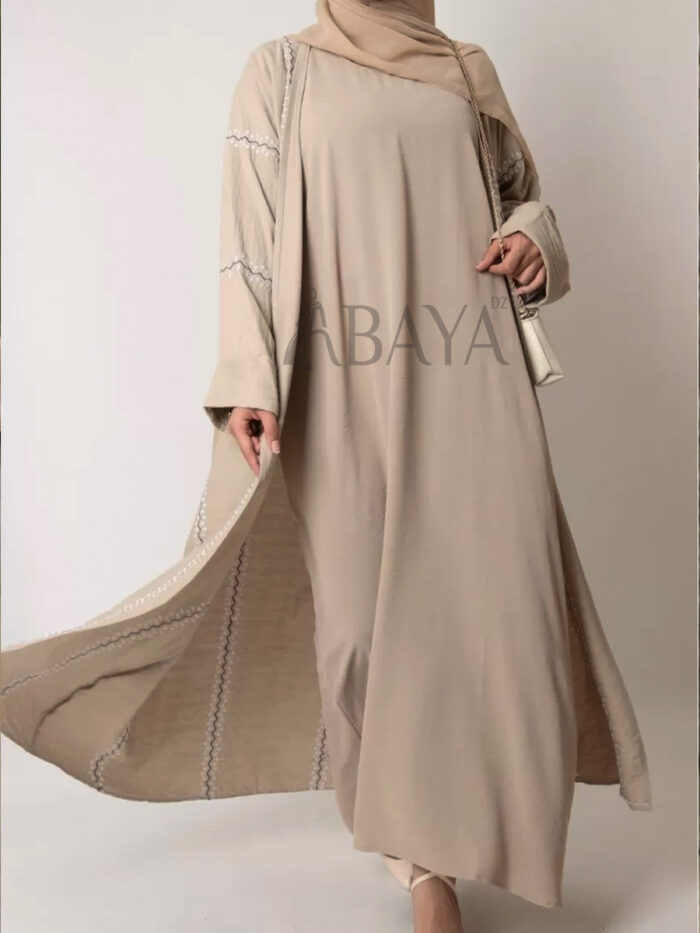 Abaya beige deux pièces avec broderies élégantes