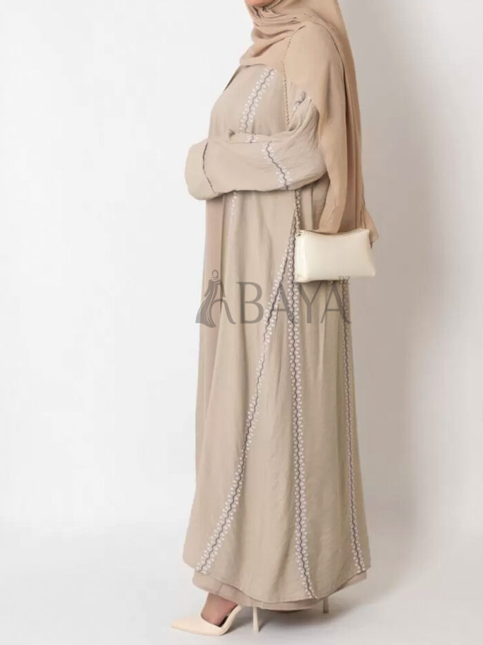 Abaya beige deux pièces avec broderies élégantes