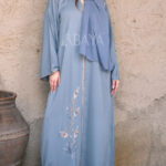 Abaya Perlée de Dubaï en Bleu Clair - Confort et Raffinement