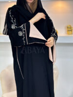 Abaya Dubai Noire Chic en Tissu Nida – Manches Perlées et Coupe Fluide