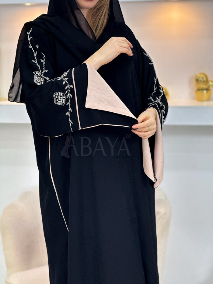 Abaya Dubai Noire Chic en Tissu Nida – Manches Perlées et Coupe Fluide